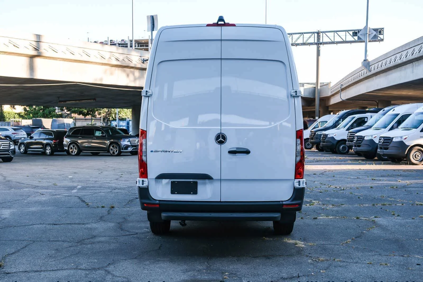 New 2025 Arctic+White Mercedes-Benz Cargo 170WB High Roof 113kw Battery RWD SO Motor image 5