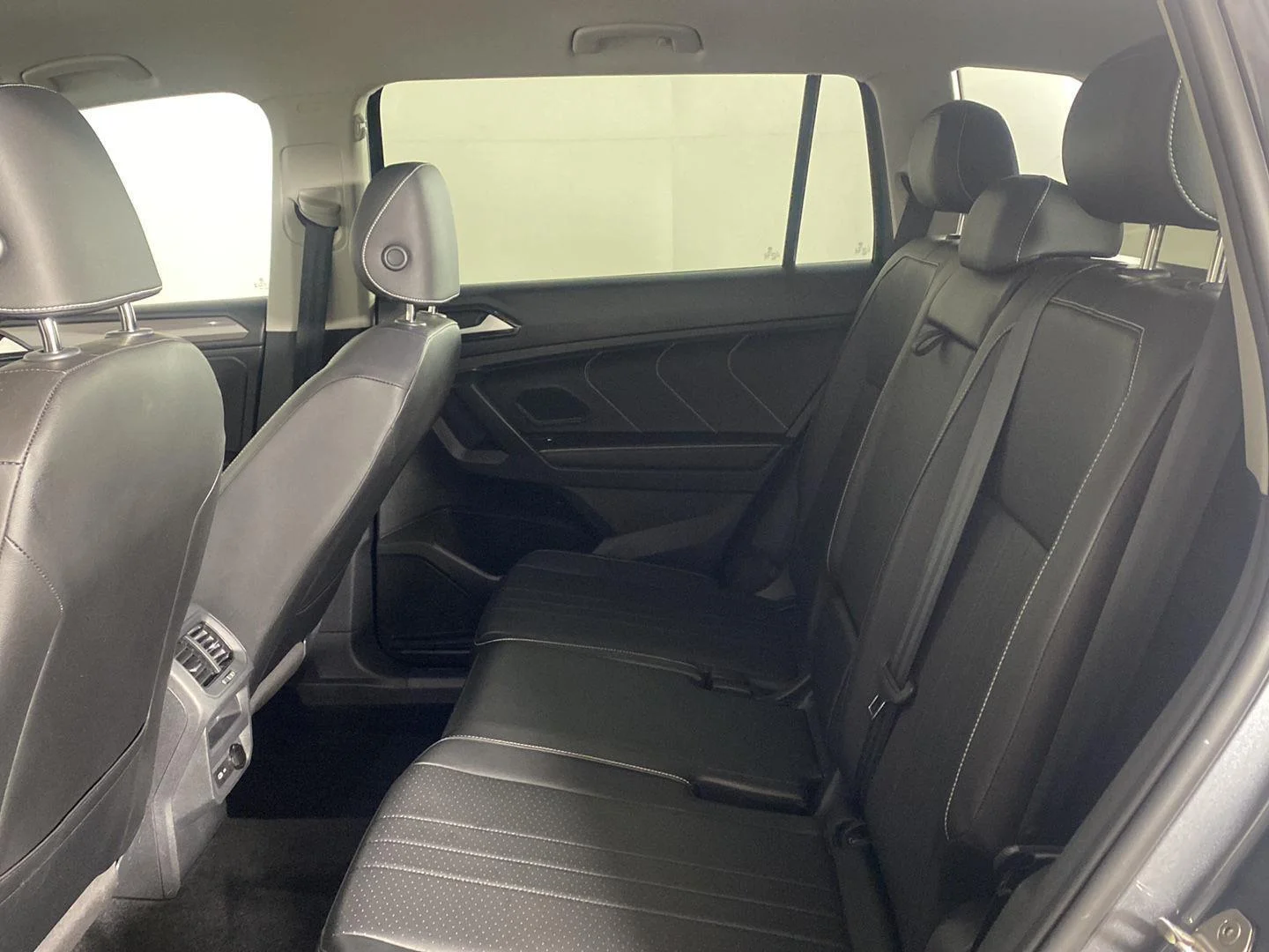 Used 2023 Platinum Gray Metallic Volkswagen SE image 17