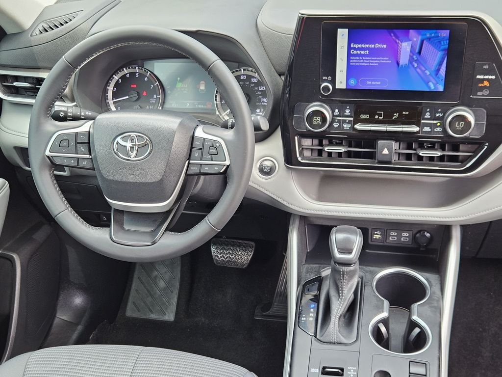 Used 2024  Toyota LE image 26