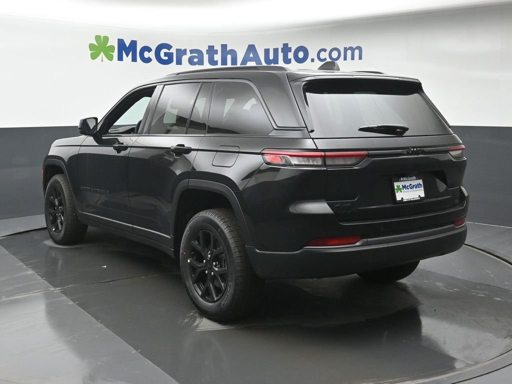 New 2026 Diamond Black Crystal Pearlcoat Jeep Altitude image 24