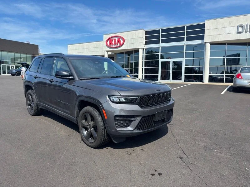 Used 2023 Gray Jeep Altitude X image 4