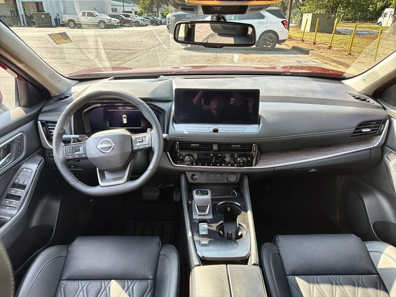 Used 2025 Red Nissan Platinum FWD image 17