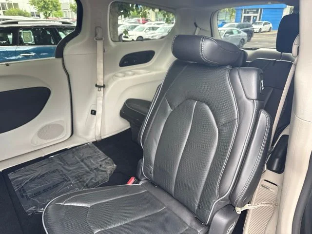 Used 2019 Brilliant Black Crystal Pearlcoat Chrysler Limited image 22