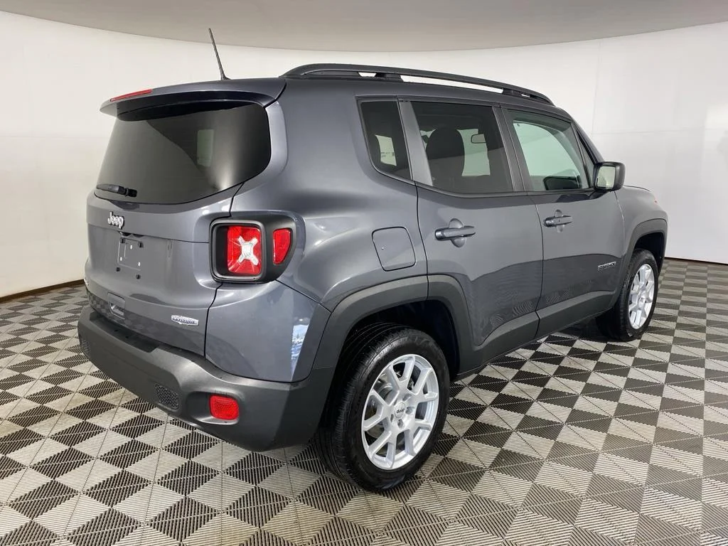 Used 2022 Gray Jeep Latitude image 8