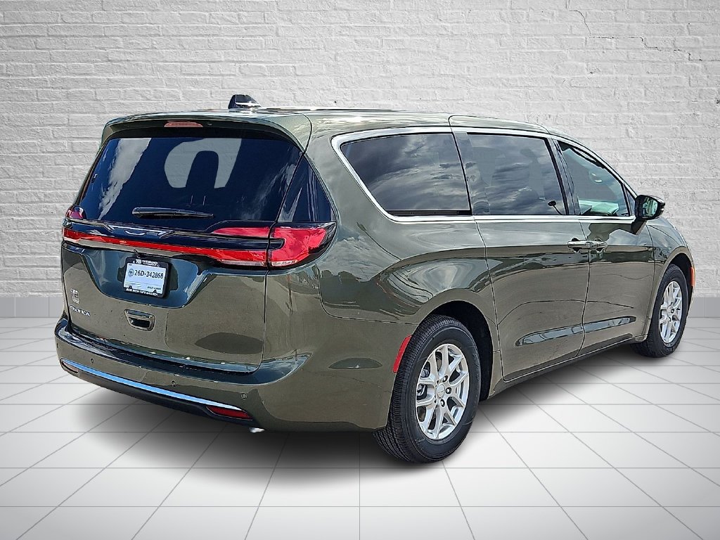 New 2027 Olive Green Pearl-Coat Paint Chrysler Select image 4