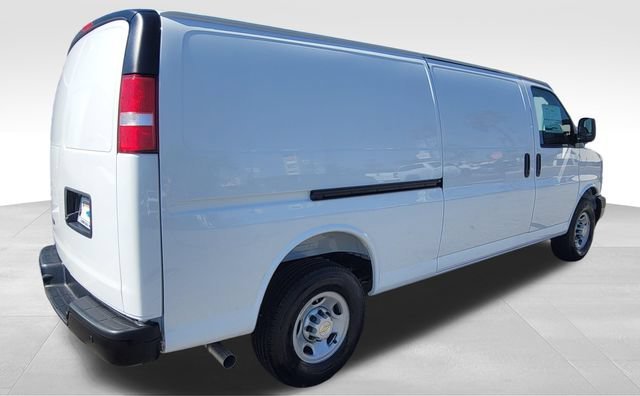 New 2025 Summit White Chevrolet WT image 8