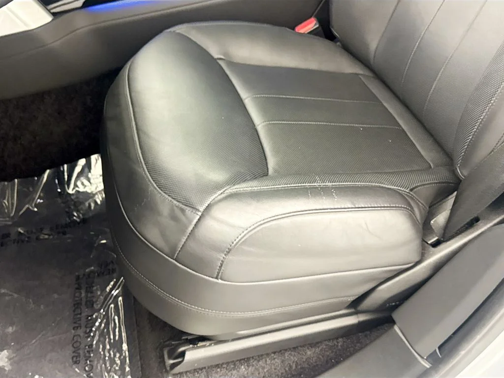 Used 2023 Silver Land Rover SE image 19