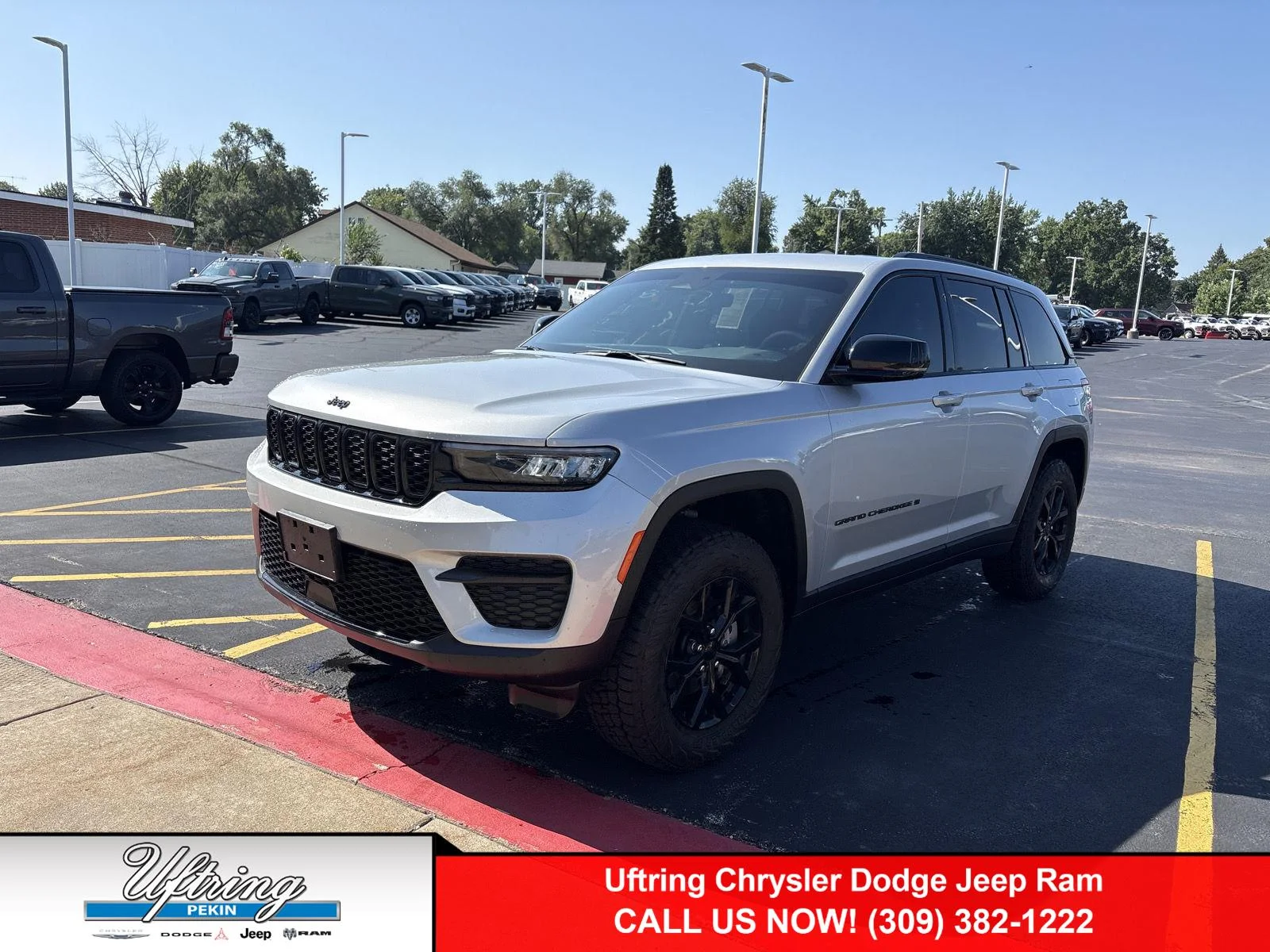 Used 2025 Silver Zynith Jeep Altitude image 1