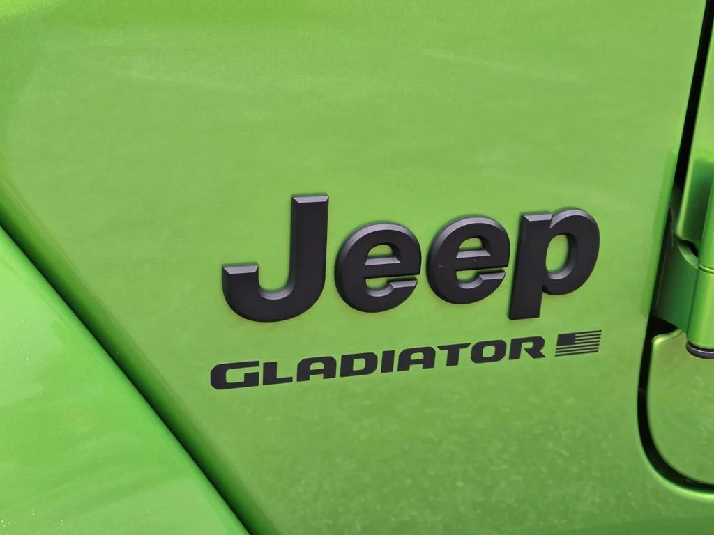 Certified Used 2025 Green Jeep High Tide image 12