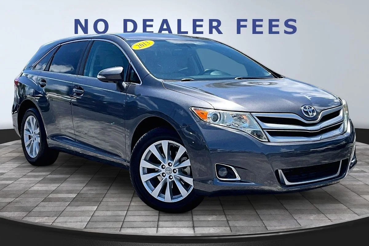 Used 2013 Gray Toyota LE image 3