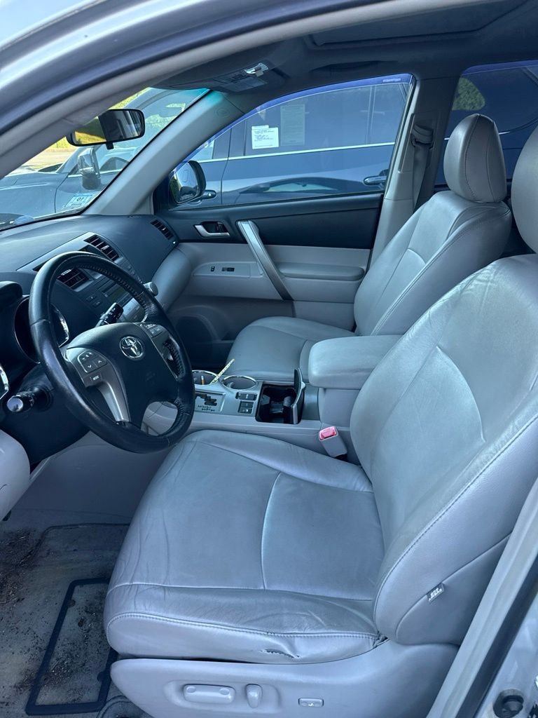 Used 2010 Silver Toyota SE image 4
