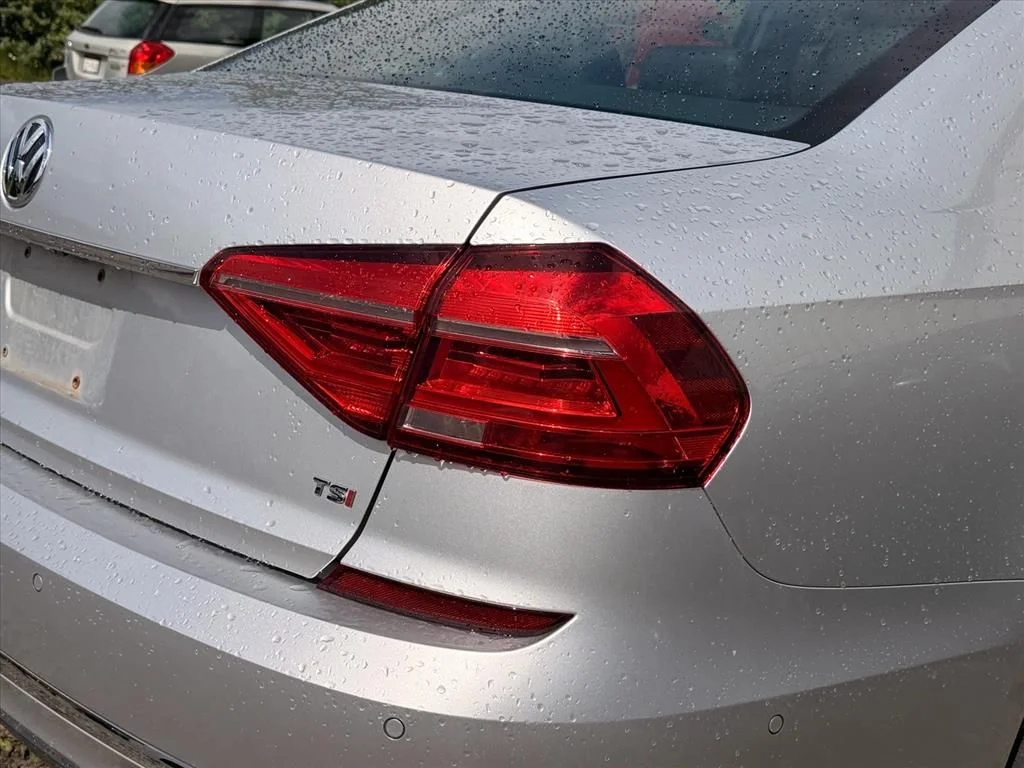 Used 2016  Volkswagen  image 18