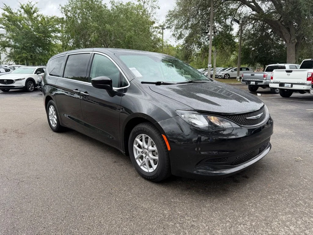 2023 Chrysler Voyager LX's photo