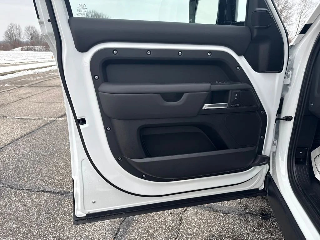 2025 Land Rover Defender X-Dynamic SE - Photo 8