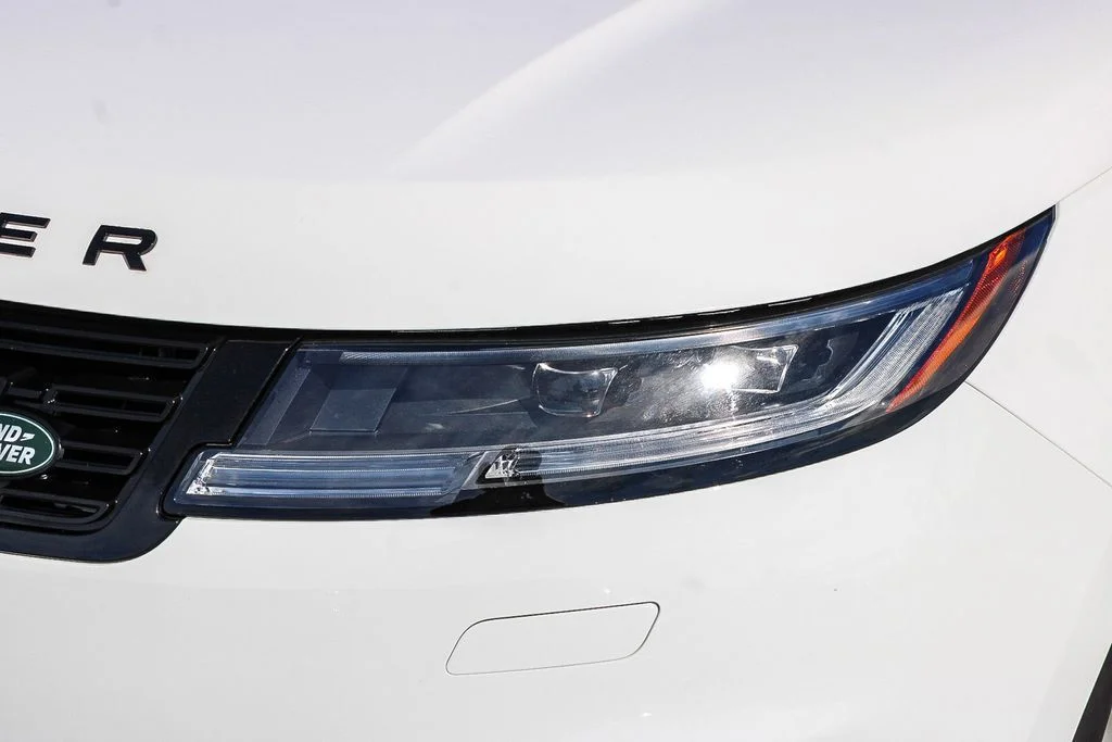 Used 2025  Land Rover SE image 5