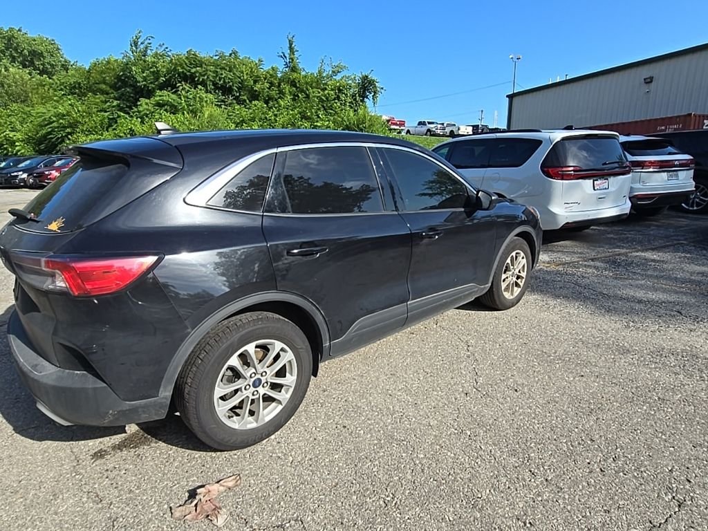 Used 2022 Black Ford SE image 8