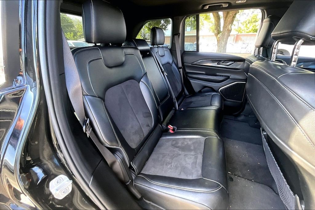 Used 2022 Black Jeep Altitude image 21