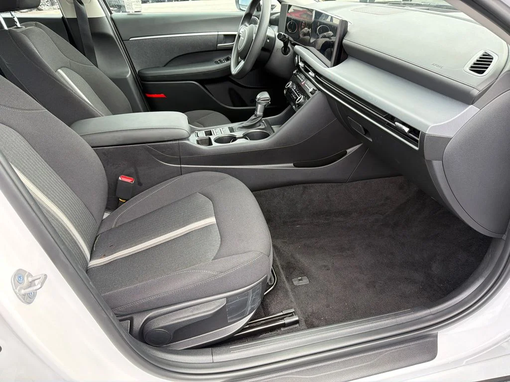 Used 2025 White Hyundai SE image 13