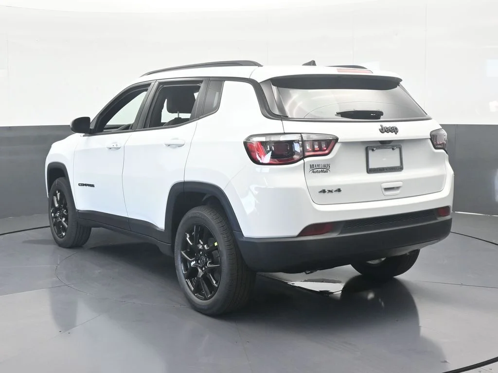 New 2026 Bright White Clear-Coat Exterior Paint Jeep Latitude image 4