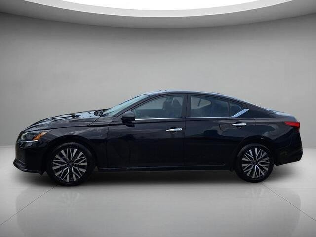 Used 2024 Super Black Nissan 2.5 SV image 2