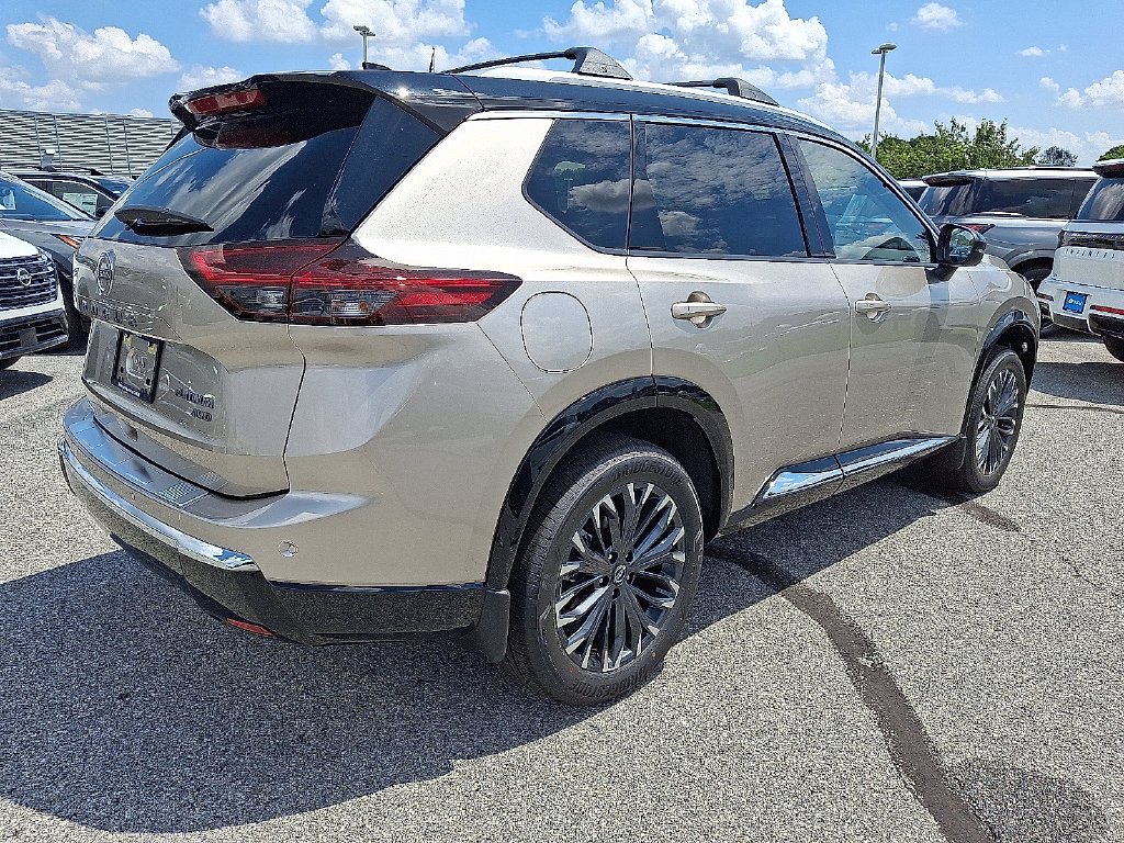 New 2026 Champagne Silver Metallic / Super Black Two-tone Nissan Platinum image 4