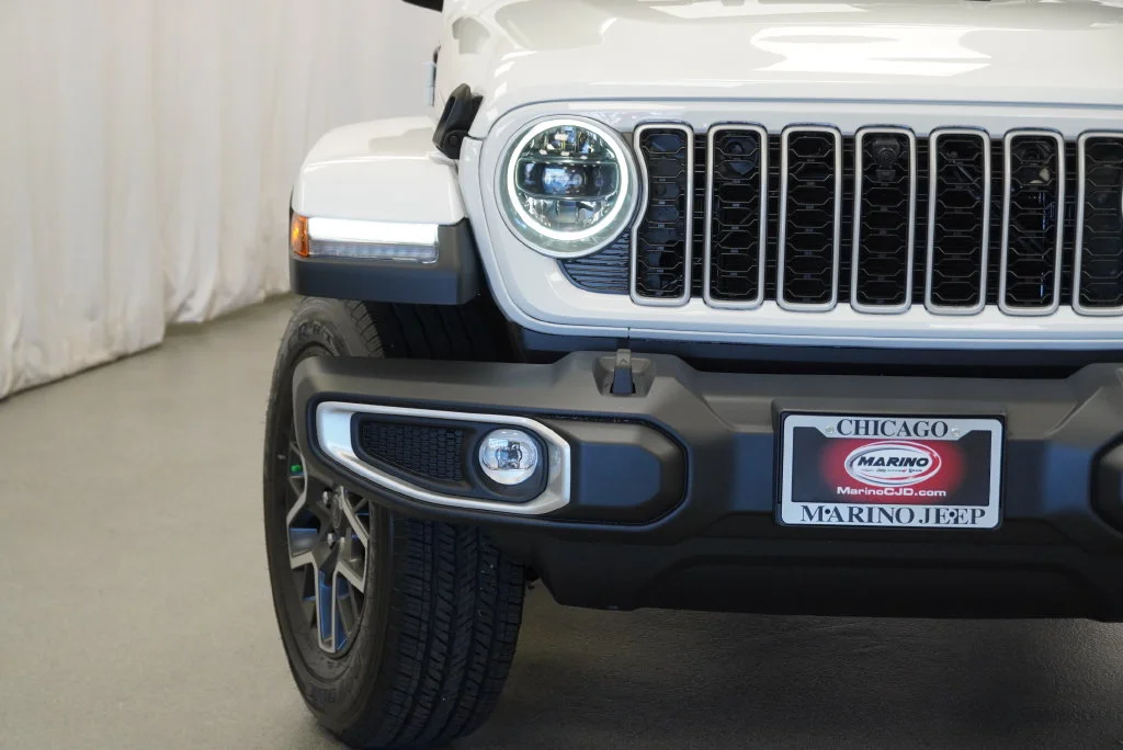 New 2027 Bright White Clear-Coat Paint Jeep Sahara image 10