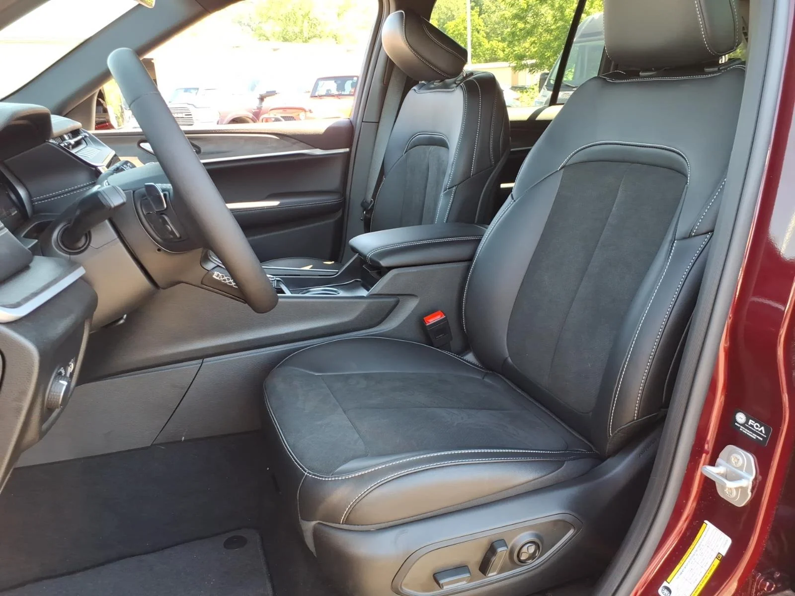 New 2026 Velvet Red Pearl-Coat Exterior Paint Jeep Laredo Altitude image 4