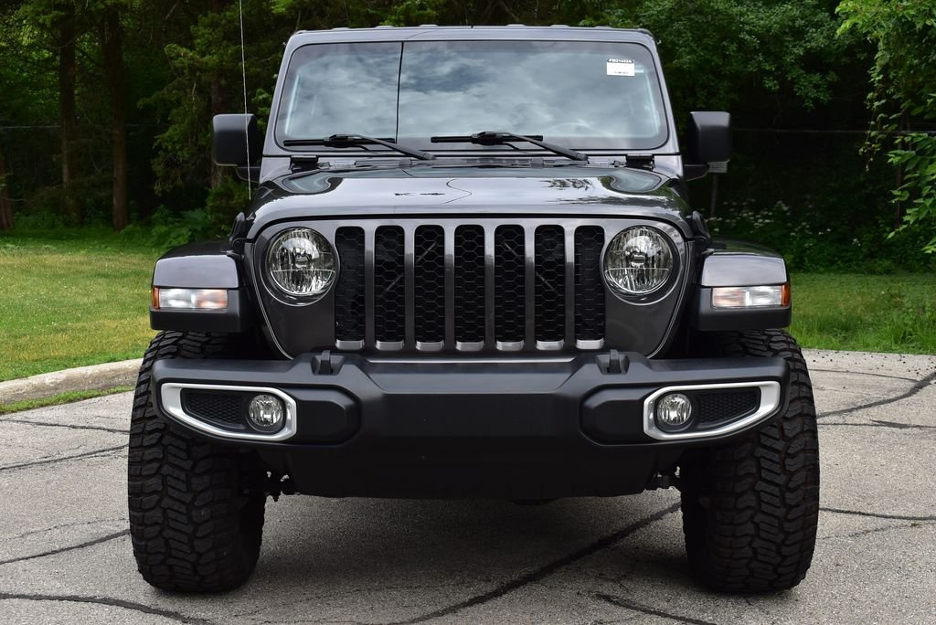 Used 2022 Crystal Metallic Jeep Sport image 8