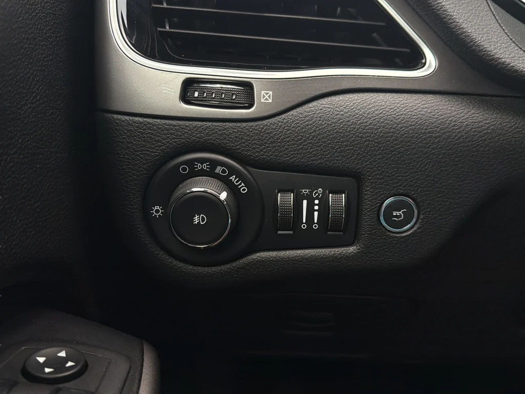 Used 2020 Slate Blue Pearlcoat Jeep Limited image 16