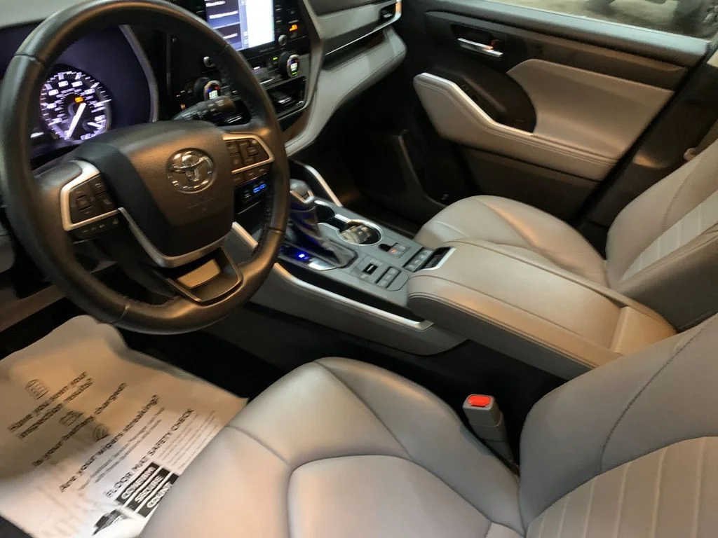 Used 2022 Beige Toyota XLE image 11