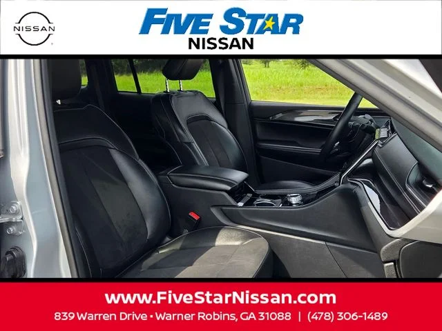 Used 2022 Silver Jeep Altitude image 17