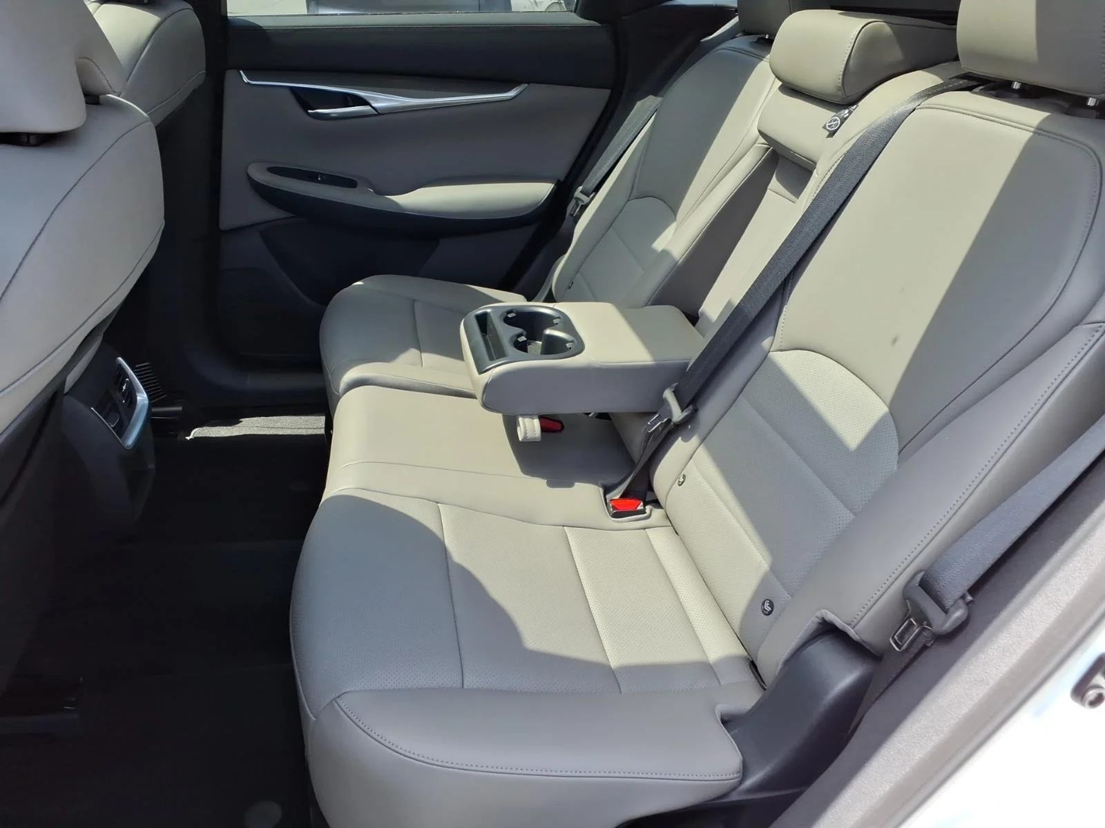 Certified Used 2025 White INFINITI LUXE image 22