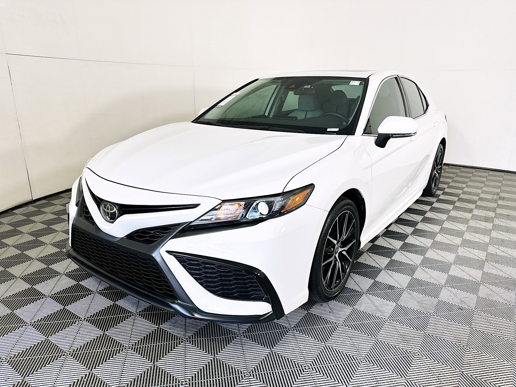 Used 2023 Ice Toyota SE image 7