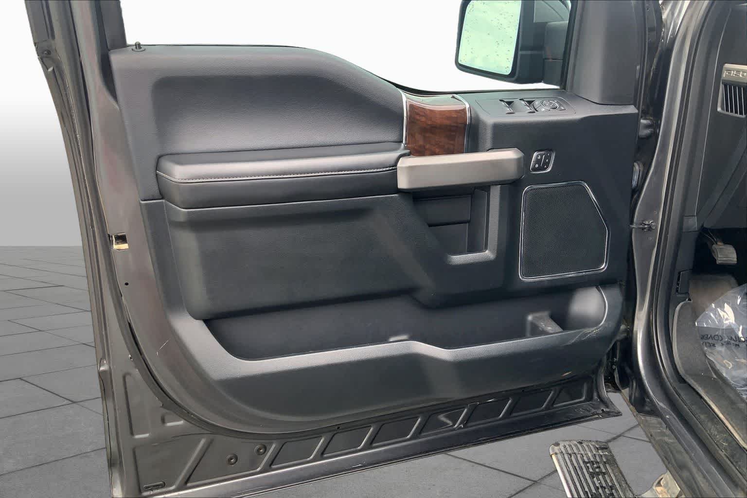 Used 2016 Magnetic Metallic Ford Platinum image 21