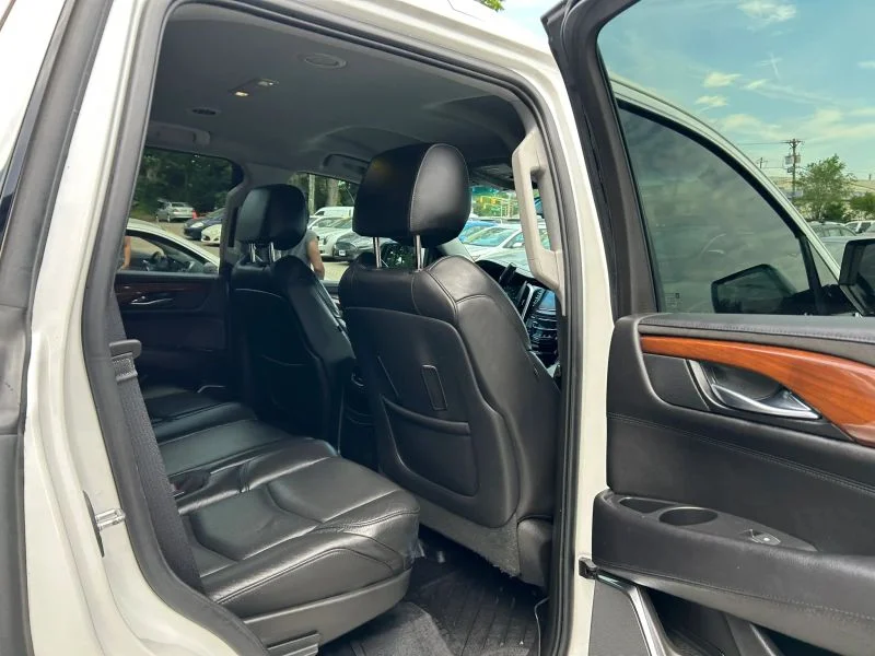 Used 2019 White Cadillac Sport Utility 4D image 28