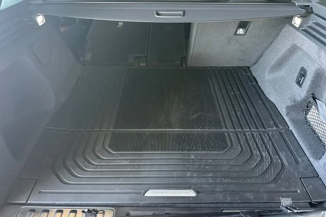 New 2026 Santorini Black Land Rover Dynamic SE image 14