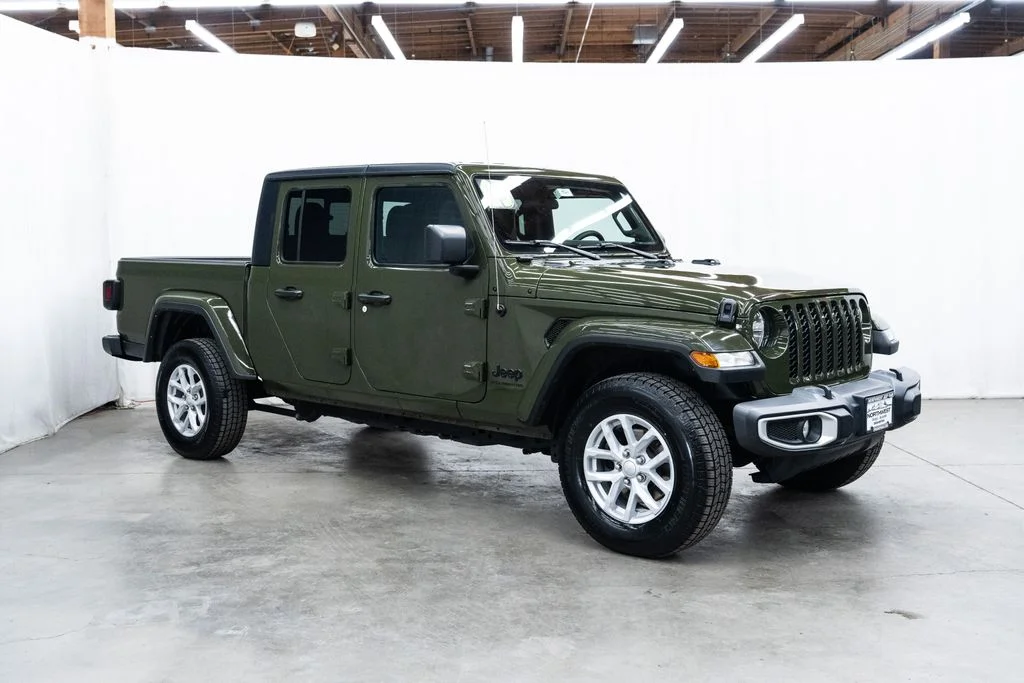 2023 Jeep Gladiator Sport S's photo