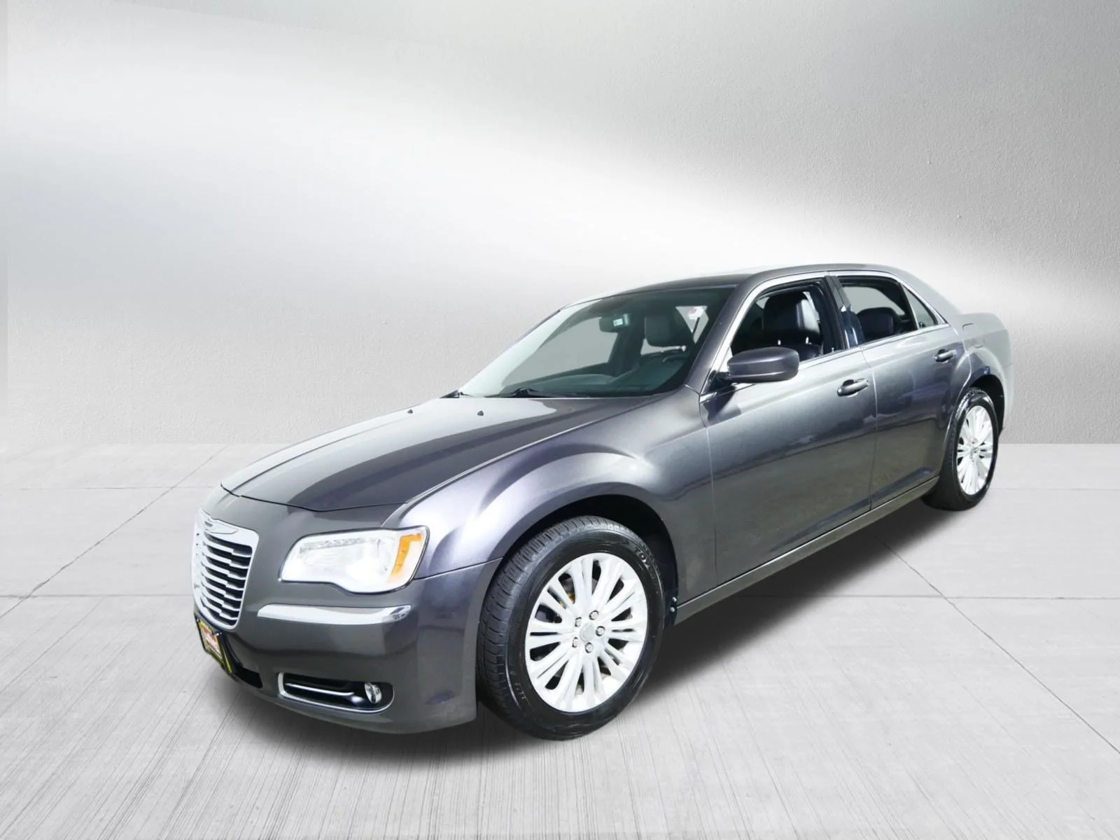 Used 2014 Granite Crystal Metallic Clearcoat Chrysler  image 3