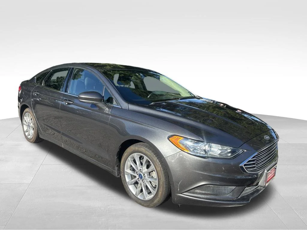 Used 2017 Gray Ford SE image 3