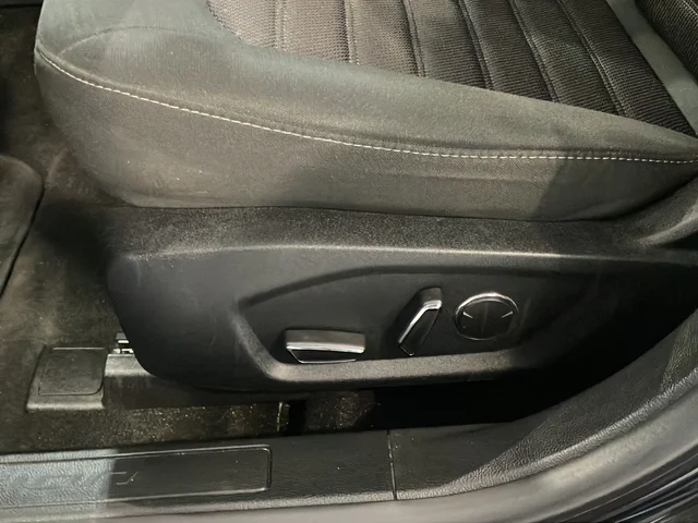 Used 2019 Black Ford SE image 18