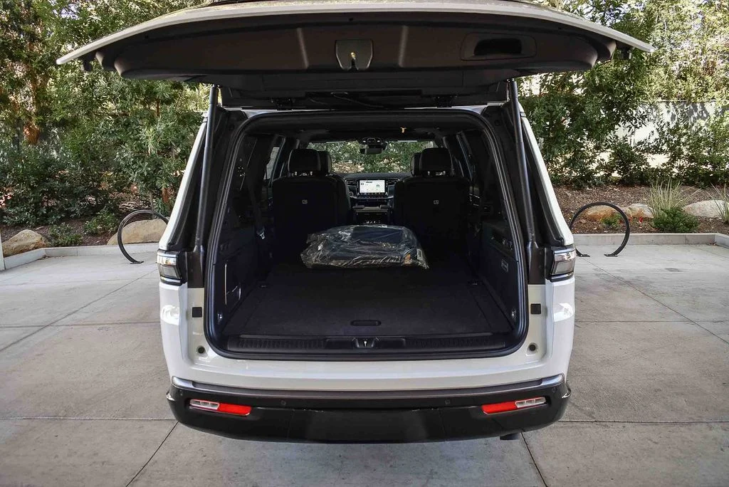 New 2026 Bright White Clear-Coat Exterior Paint Jeep ALTITUDE image 26