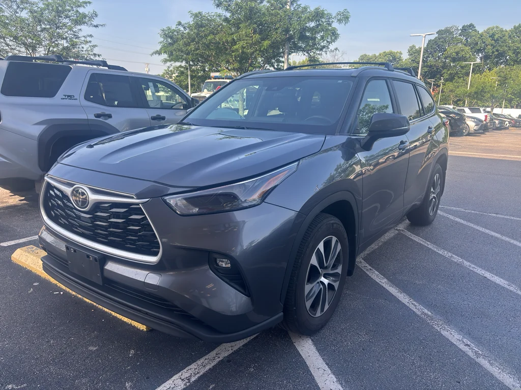 Used 2023 Gray Toyota  image 3