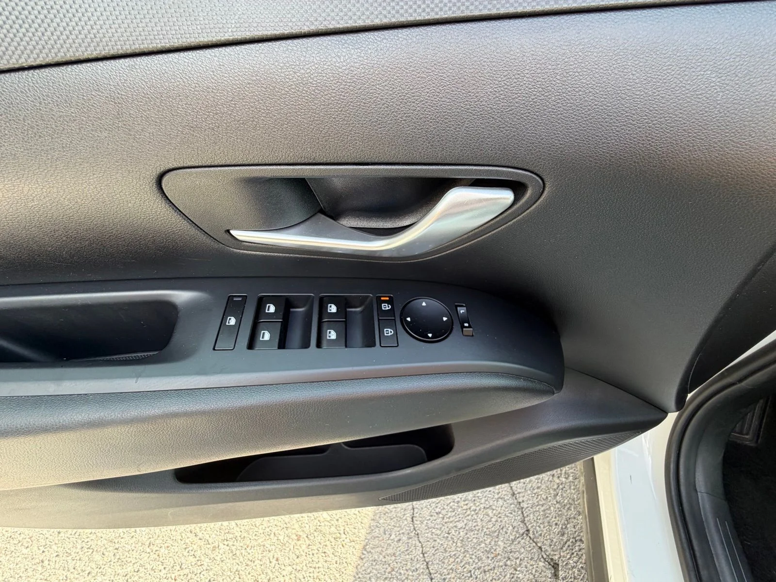 Used 2025 White Hyundai SEL image 12