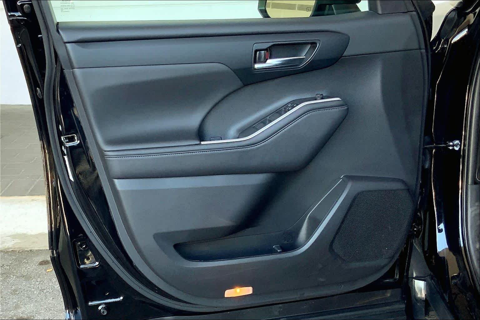 2024 Toyota Highlander LE - Photo 38