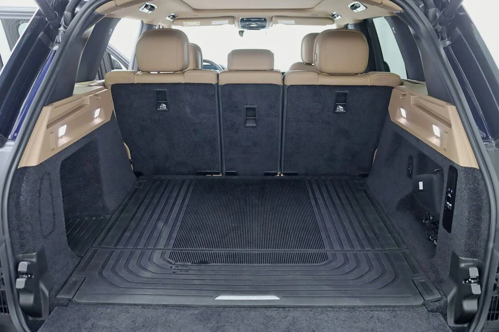 Used 2023  Land Rover SE image 38