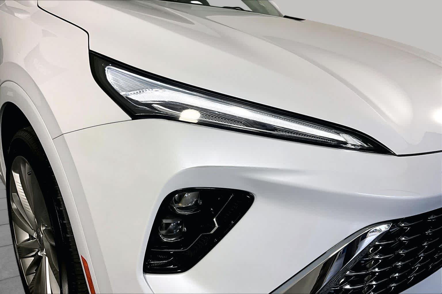 Used 2025 Iridescent White Tricoat Buick Avenir image 27