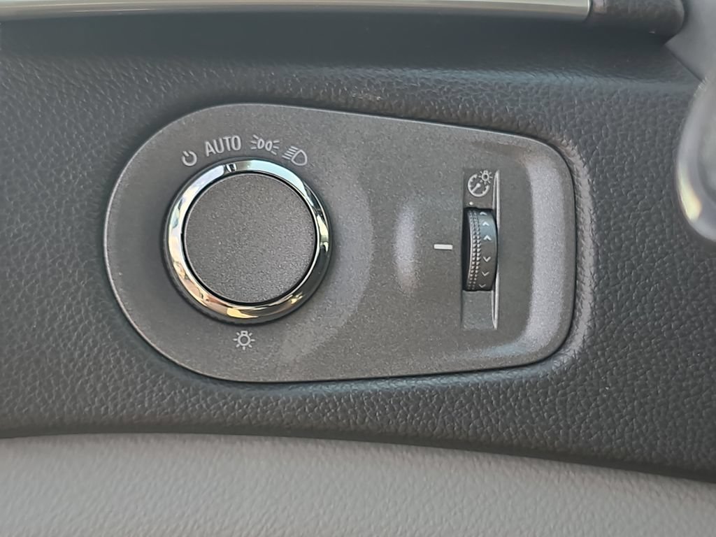 Used 2011 RADIANT SILVER METALLIC Cadillac Base image 25