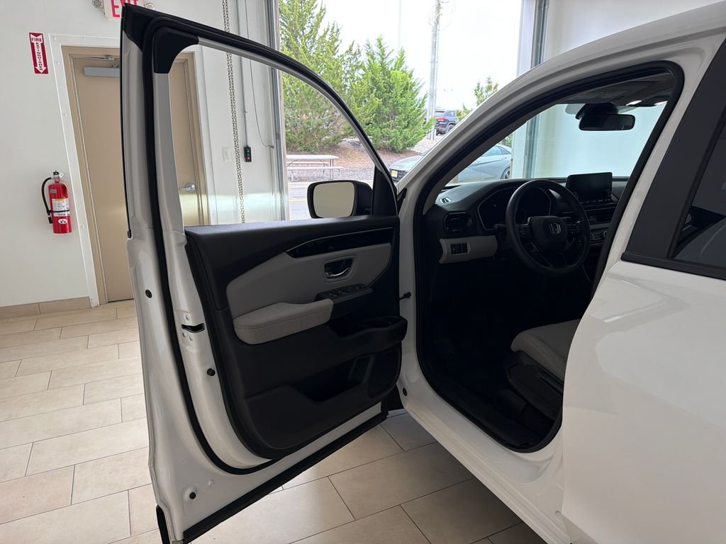 Used 2023  Honda LX image 9