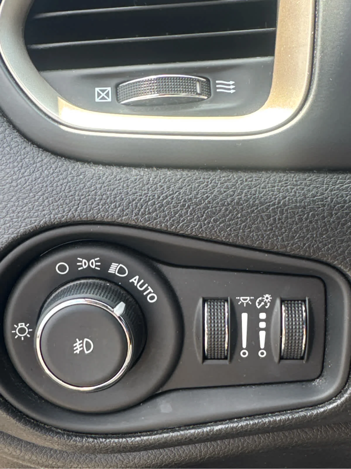 Used 2016 Granite Crystal Clearcoat Metallic Jeep Limited image 13
