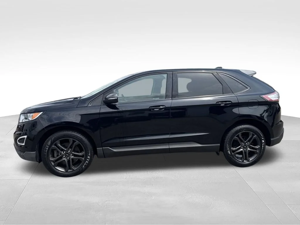Used 2018 Shadow Black Ford SEL image 3